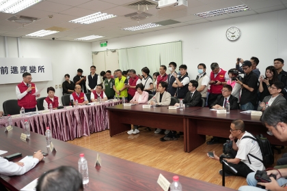 行政院10月23日在農業部動植物防疫檢疫署臺中分署(中興大學防檢疫大樓)成立「非洲豬瘟前進應變所」,興大詹富智校長與張照勤副校長特別受邀參與,以學術專業支援防疫決策。