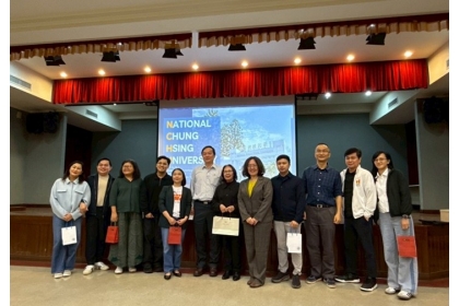 瑪布亞大學9位師長與本校紀凱容副國際長(右5)、程德勝教授(右3)及盧明俊特聘教授(左6)合影。