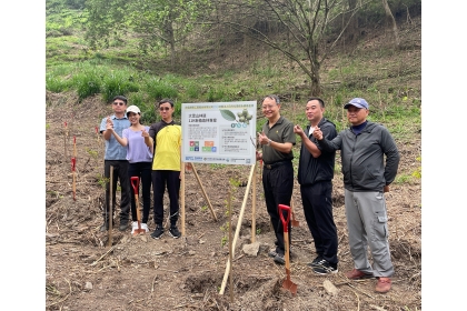 左至右：松楓陳韋志博士、興大柳婉郁教授、矽品精密簡坤義行政長、林保署張弘毅分署長、日月光基金會才國政處長、大甲溪原民合作社張誌誠理事長