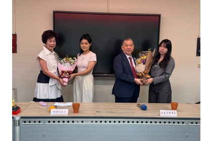 中興大學文學院10月31日舉辦「瀞元獎助學金頒獎典禮」,表揚兩位獲獎學生,並向獎助學金共同捐助設立者校友總會榮譽理事長林萬年(右2)及傑出榮譽校友梁瀞元女士(左1)表達誠摯謝意