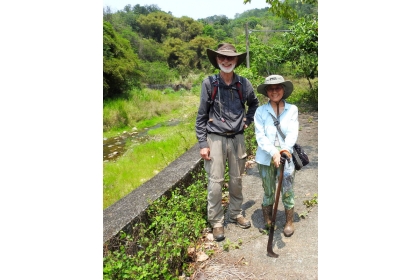 Since this photo of Peter Chesson and Sheue Chiou-rong was taken earlier this year, this section of concrete embankment beside Jhonggua Creek has been demolished.