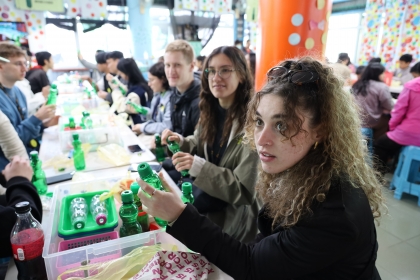 Students take part in a marble soda DIY activity at the Dabunei Marble Soda Tourism Factory.