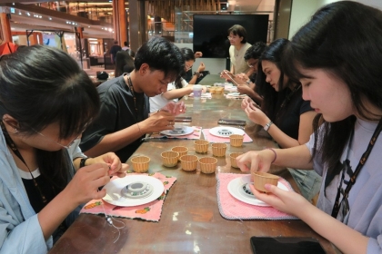 學生參與傳統工藝手作體驗，親手製作半寶石手鍊