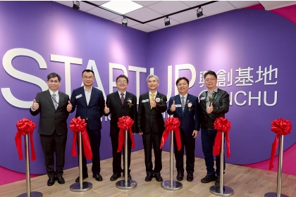 (左起)由賴荃賢副總幹事、陳吉仲前部長、詹富智校長、薛富盛前部長、宜大陳威戎校長及陳全木副校長進行剪綵儀式。