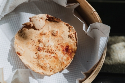 目前牛樟芝多以培養基生產，衍生產品需經過毒理試驗，確保安全無虞。