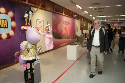 黃春明圖文藝術展在興大圖書館七樓藝術舉辦 展期至5月16日