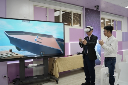 興大蔡清標副校長（左）ＶＲ體驗