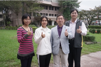 花蓮高農學生傅竹迎（左2）錄取中興大學獸醫系，校長梁宇承（右2）、科主任李佩昭（左）和秘書陳凱群（右）齊喊讚。 記者王燕華／攝影