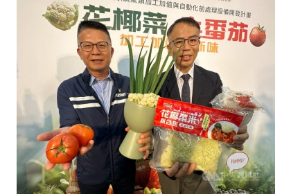 農業部農糧署與中興大學攜手輔導農民，透過創新研發蔬菜加工技術，開發國產花椰菜與牛番茄的多款調理食品，讓國產蔬菜價值攀升並提供消費者多元選擇，農糧署副署長姚志旺(左)、中興大學食品暨應用生物科技學系特聘教授謝昌衛(右)2日出席記者會。中央社記者趙麗妍攝