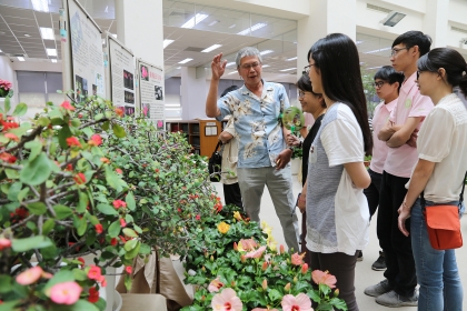 興大園藝系兼任教授朱建鏞（左）展示多款新品種花卉