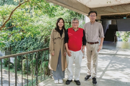中興大學循環學院院長王升陽（中）研究成果豐碩助益農產物加工，興大畢業生林俐吟（左）、謝翰文（右）維持產學合作，開發臺灣特有作物產品。