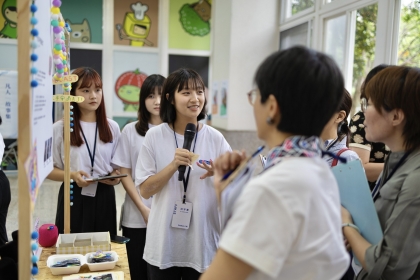 各組同學向校外審查委員說明作品理念