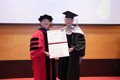 NCHU President Fuh-Jyh Jan (left) presents the Honorary Doctorate in Management to Dr. Lynn Y.S. Lin (right)