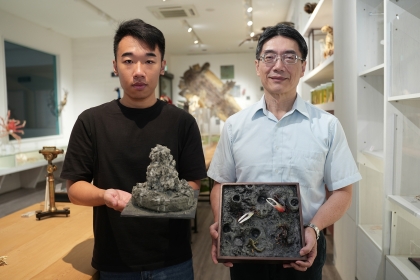 Ph.D. student Kai Chang (left) and Professor Hsi-Te Shih (right) of National Chung Hsing University’s Department of Life Sciences present the first complete ethogram of the Taiwanese fiddler crab.