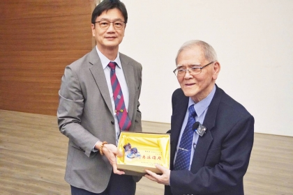 中興大學張照勤副校長（左）頒贈惠蓀講座獎牌給中研院吳成文院士（右）