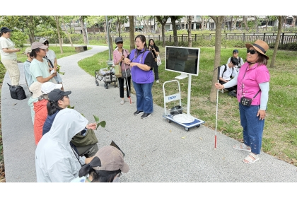 視障導覽員藉由口語解說透過手譯員與即時聽打字幕提供生態導覽資訊