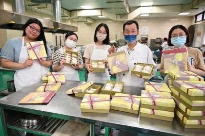 臺國大系統各盟校同仁一同體驗鳳梨酥製作