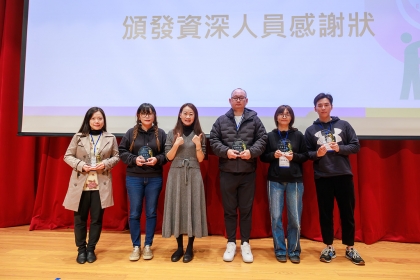 教育部學務特教司許嘉倩副司長（左3）代表教育部，頒發感謝獎牌給服務滿3年及滿5年的資深人員。