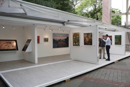 「移動白盒子」展覽即日起至11月3日在興大人文大樓前廣場展出