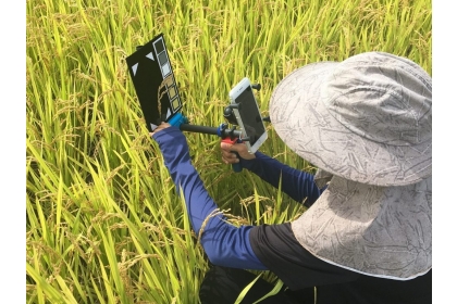 除了建置「水稻小幫手」資料庫外，AIPal團隊也對輔助拍攝的把手持續改良，以便於田間實際使用。（圖片來源／AIPal團隊提供）