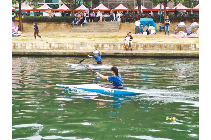 台中中興大學旁康橋水域除提供輕艇競技選手常態訓練、比賽等，也曾舉行親子輕艇體驗活動，頗受民眾歡迎。（張妍溱攝）