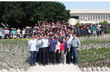 2014年10月興大園藝系及興大附農園藝科系學生共同進行康堤綠美化栽種。