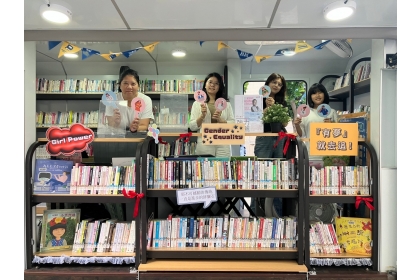 中興大學陳惠玉教授帶領學生發揮巧思，將行動圖書車打造為移動書展（圖片來源：臺中市政府）