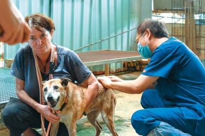 興大推動「浪愛齊步走：流浪動物減量與福祉實踐」，五大目標為：降低流浪犬貓數量、解決收容所動物醫療問題、培育未來獸醫、推廣動保教育、跨國際交流合作。