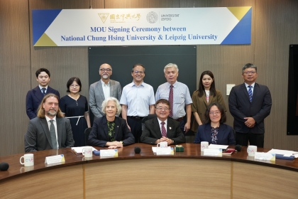 出席人員(由左到右) 德國薩克森自由邦駐臺科技辦事處金郁夫處長、萊比錫大學Dr. Eva Inés Obergfell校長、詹富智校長、紀凱容副國際長、教育部國際及兩岸教育司鄒楷秘書、法政學院林昱梅院長、生命科學院黃介辰院長、理學院黃家健院長、獸醫學院陳德勛院長、華語中心余佳韻主任及文學院吳政憲院長