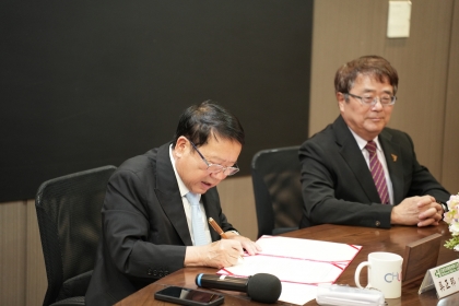 興大詹富智校長(右)與正瀚生技吳正邦董事長(左)代表簽署