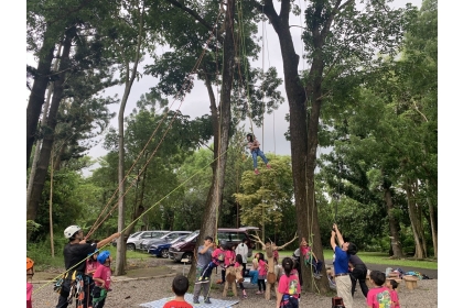 台南新化口埤實驗小學進行山野教育，在中興大學新化林場進行攀樹課程。記者吳淑玲／攝影