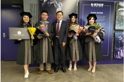 2023年5月中興大學獸醫學系4位學生堪蕯斯州立大學取得跨國獸醫學士雙聯學位，興大副校長兼國際長周濟眾（中）特地赴美參與畢典。（資料照）