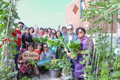 興大樂齡園藝團隊12月1日在臺中市南區西川里崇仁活動中心舉辦成果會，採收蔬果。