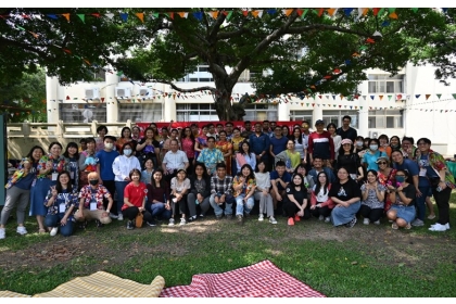 Faculty and Students Gather Around with Thai Students to Celebrate Festival.