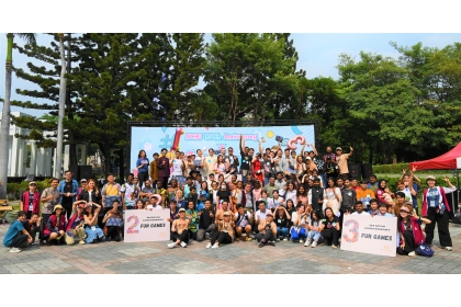  The international students wore their national costumes to participated the Athletics Parade during the 104th Anniversary of NCHU.