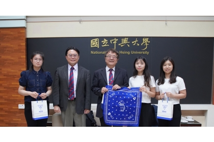 興大詹富智校長（中）與宋振銘研發長（左1）與MACHI-STEM計畫徐安潔同學（左1）、李蕙辰同學（右2）、許博婷同學（右1）合影