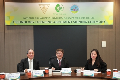 簽約代表左至右:葉錫東院士、興大詹富智校長、Papaya Tech Asia Co., Ltd Director Thu Ha Tran