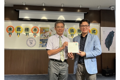 水規分署張廣智分署長（右）代表捐贈，興大昆蟲系葉文斌主任受贈（左）
