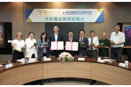 簽約儀式大合影，農友種苗致贈「馬卡龍西瓜」給中興大學