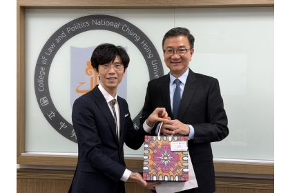 中興大學法政學院楊三億副院長（左）致贈紀念品給國科會政治學門召集人冷則剛教授