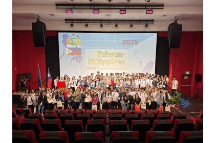 After the second day of the education fair, the host took a group photo with the participating Philippine students