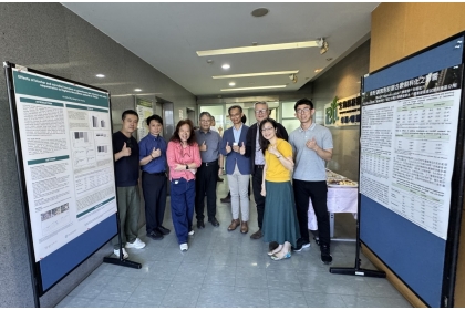海報發表交流現場,與會人員針對各項畜產科技研究成果與應用方向進行熱烈討論。由左至右為:生科系黃盟元副教授、基資所朱彥煒特聘教授、畜試所施意敏研究員、畜試所林宗毅主任秘書、昆蟲系李後鋒特聘教授、生科中心侯明宏主任、生科中心童鈺棠組長以及畜試所楊舜堯技佐。