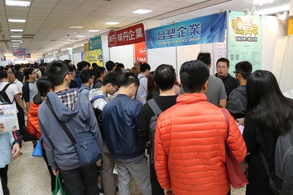 由台中市政府與興大合辦的就業博覽今在興大惠蓀堂登場，吸引滿滿求職人潮。