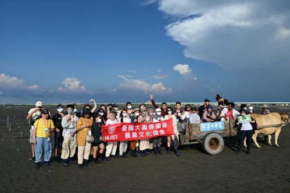 Two days group to Fangyuan to experience oyster picking activities.