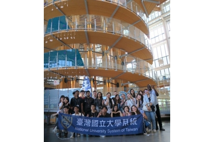 學生於南投樹德半山夢工廠生命樹前合影