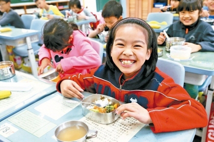 在孩子天真笑容下，大人有責任把校園午餐辦得更營養、更美味，讓食育融入孩子的午餐。記者林伯東／攝影