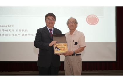 興大詹富智校長（左）頒發惠蓀講座獎牌給劉益昌教授