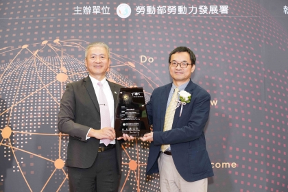 勞動力發展署蔡孟良署長（左）頒獎，中興大學由創新產業暨國際學院林金賢院長（右）代表領獎