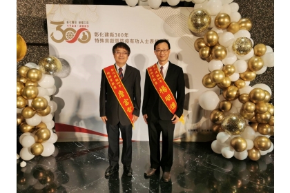 詹富智校長（左）、楊明德院長親臨頒獎典禮