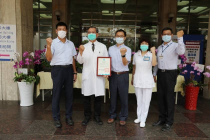 台中總榮張繼森副院長（左2）頒發感謝狀給興大林金賢主秘（右3），台中社工室莊李和主任（左1）、護理部施素貞副主任（右2）、社工室李萬國組長（右1）一同接花。